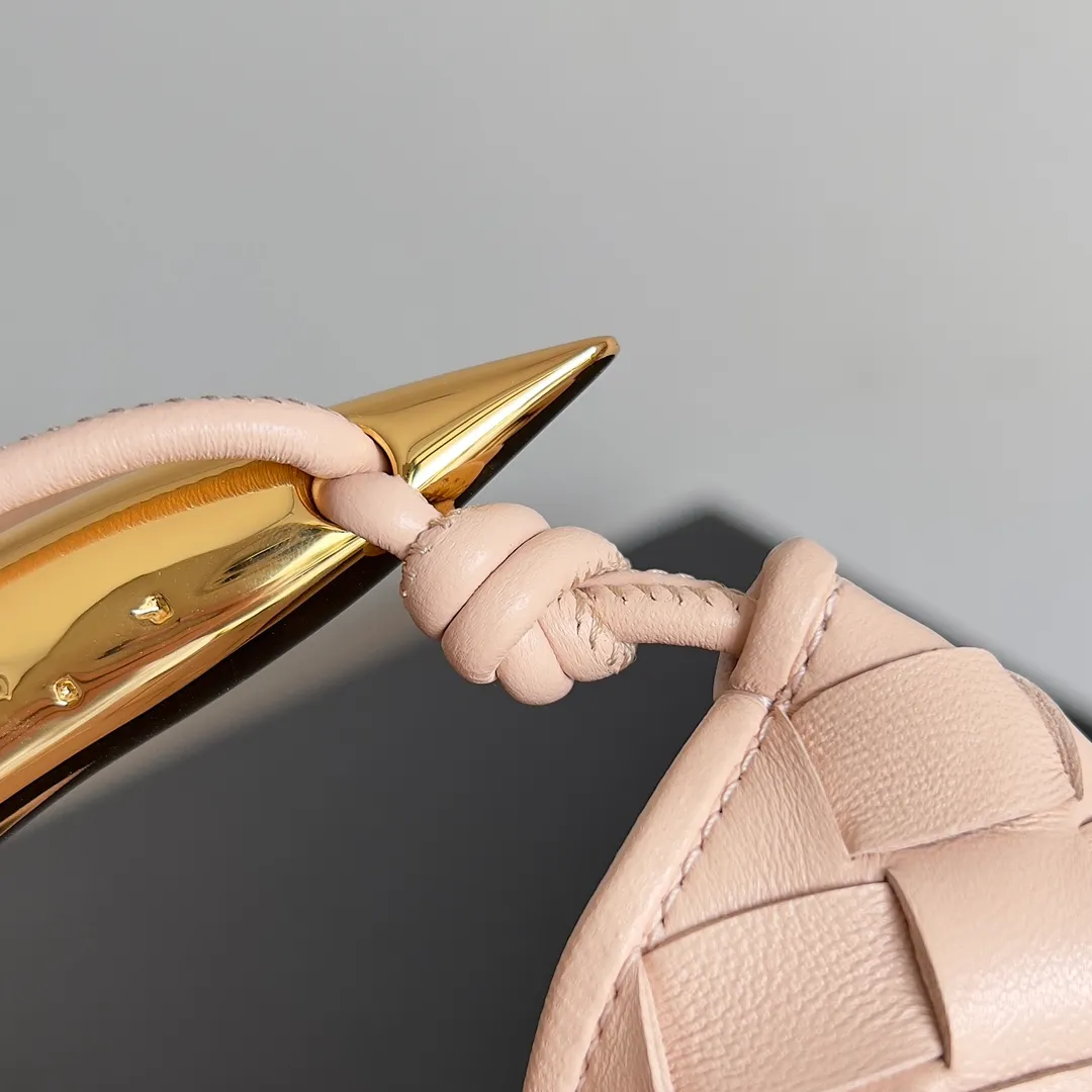 Batch of 1260 BV Mini Sardine is coming‼ ️Super high-end, stainless steel hardware + 24k real gold plating process, fish scales (concave and convex positions) are the finishing touch, the sardine bag that can be carried cross-body is completely beautiful to the heart. The metal element handle and the weaving are perfectly combined to completely integrate the artistic sense and elegance and fashion. It is really like a work of art🏺The large size is elegant, the small size is exquisite and cute, a must-have item for fashionistas, and the details are perfectly reproduced. Style number: 744267 Size 20*12*2.5